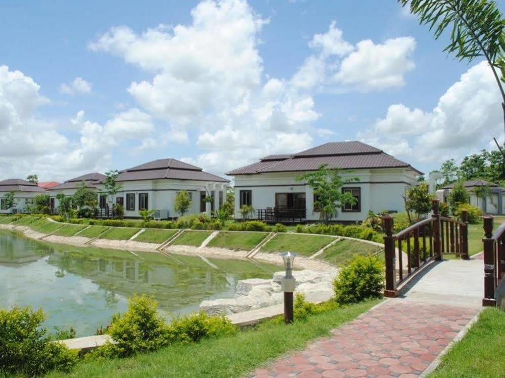 The Golden Lake Hotel Naypyidaw Екстериор снимка